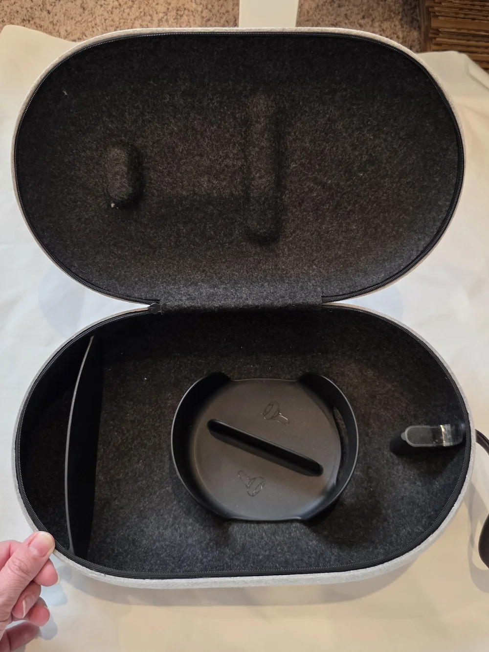 Meta Oculus Quest 2  Lightweight Portable Hard Carrying Case Gray Black VR Zip